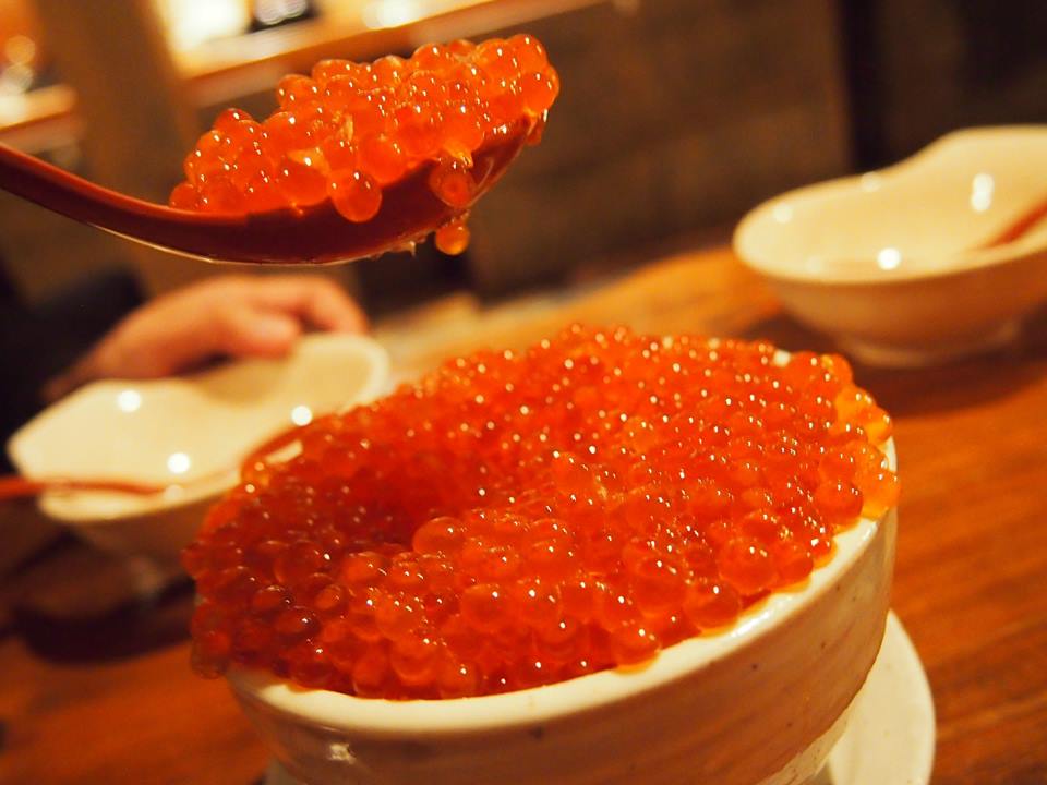 溢れんばかりのいくらがのった名物「つっこ飯」